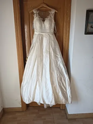 Vestido de Novia Blanco con Cancán,Velo y zapatos.