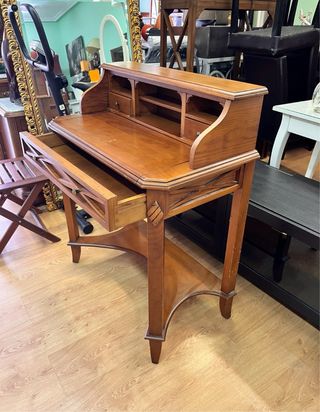 Escritorio clásico de madera
