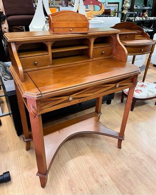 Escritorio clásico de madera