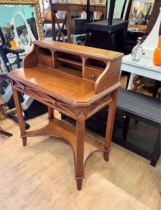 Escritorio clásico de madera