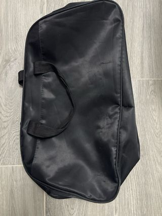 Bolso de deporte negro y rojo