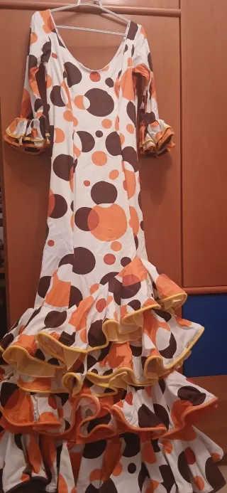 Traje de flamenca lunares naranja y marrón.