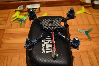 dron FPV racing compacto (tipo 3–4")