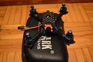 dron FPV racing compacto (tipo 3–4")