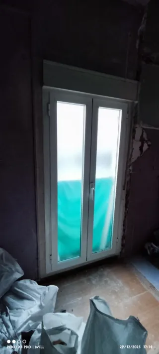 Puerta balconera con persiana