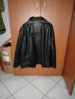 Giubbotto in pelle nero. Tiene molto caldo