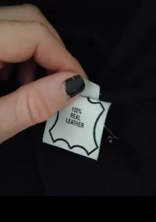 Giubbotto in pelle nero. Tiene molto caldo