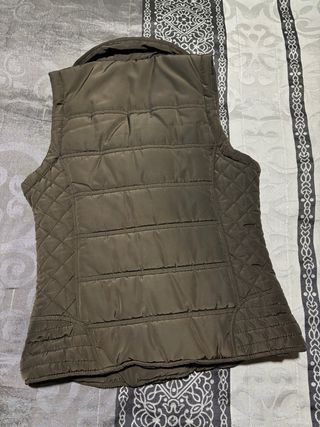 Chaleco verde acolchado con cremalleras