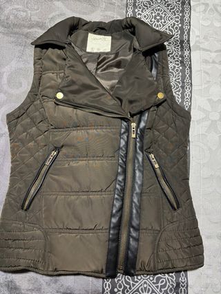 Chaleco verde acolchado con cremalleras