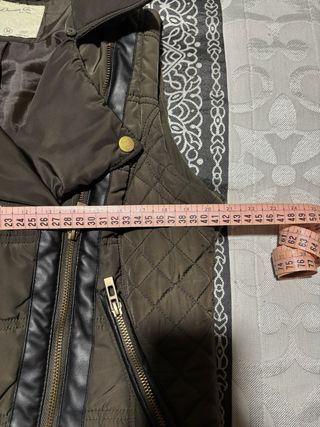 Chaleco verde acolchado con cremalleras