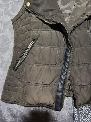 Chaleco verde acolchado con cremalleras
