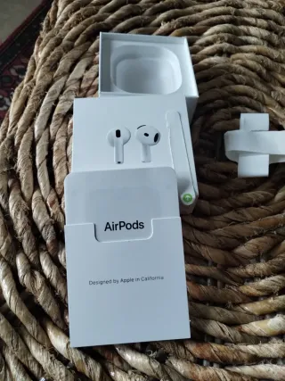 Scatola originale AirPods 4 completa
