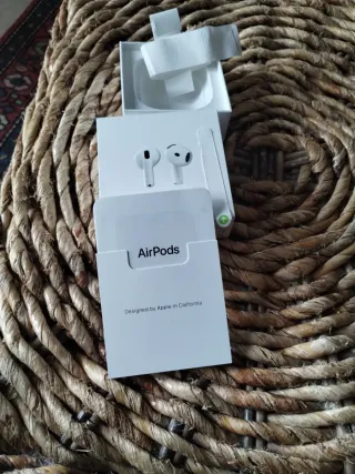 Scatola originale AirPods 4 completa