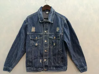 Chaqueta vaquera desgastada