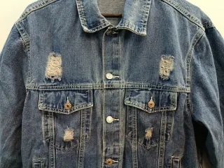 Chaqueta vaquera desgastada