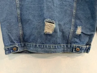 Chaqueta vaquera desgastada