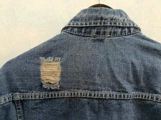 Chaqueta vaquera desgastada