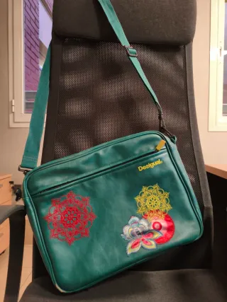 Bolso bandolera Desigual verde con bordados