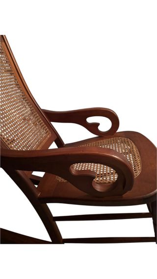 Mecedora de madera con asiento de rejilla