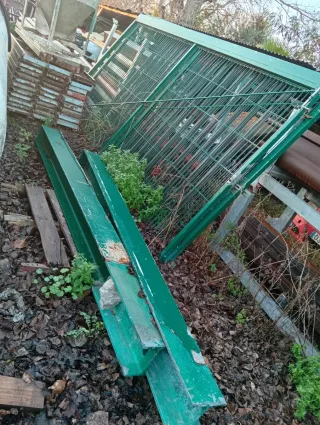 Puerta verde con postes