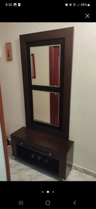 Mueble recibidor de madera con espejo