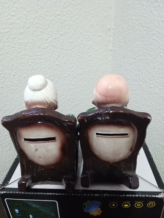 Figuras de abuelos de porcelana sentados