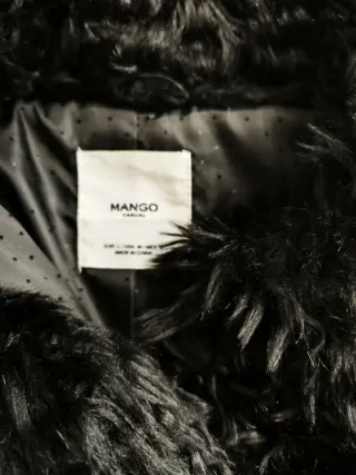 Abrigo pelo negro Mango
