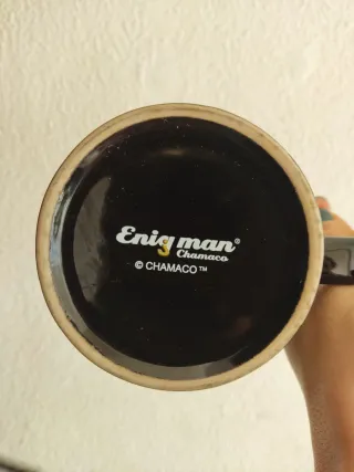 Caneca de cerâmica preta e branca