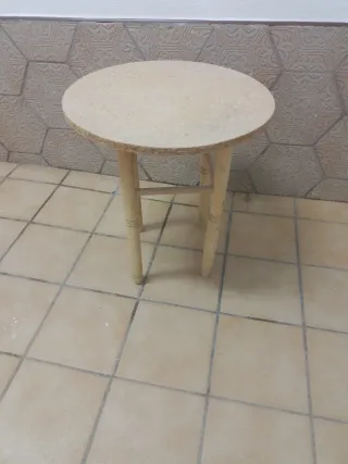 Mesa redonda pequeña de madera