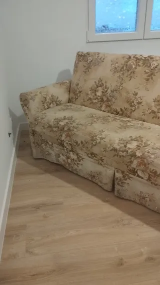 Sofá de tela floral beige y marrón