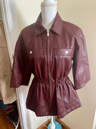 Chaqueta efecto piel Zara con etiqueta temporada