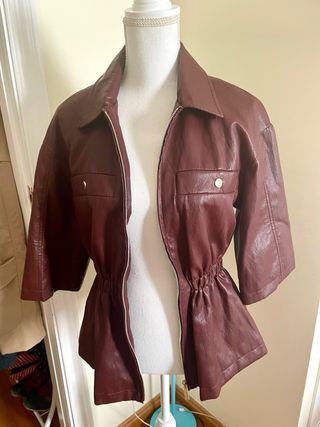 Chaqueta efecto piel Zara con etiqueta temporada