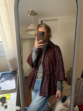 Chaqueta efecto piel Zara con etiqueta temporada