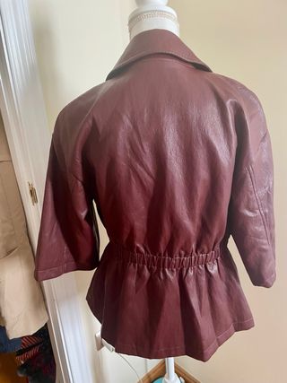 Chaqueta efecto piel Zara con etiqueta temporada