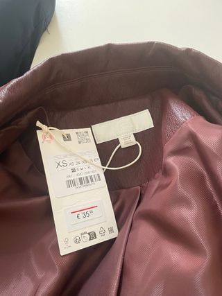 Chaqueta efecto piel Zara con etiqueta temporada