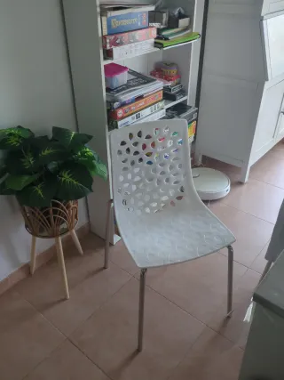 4 Sillas Blancas Diseño.aplilables.polipropileno