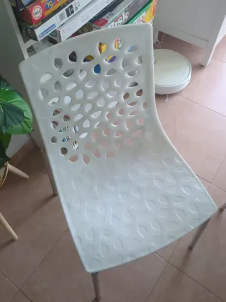 4 Sillas Blancas Diseño.aplilables.polipropileno