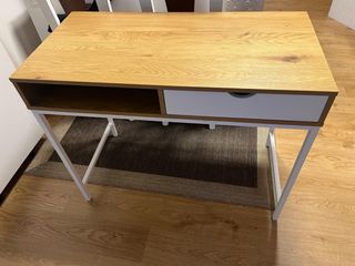 Escritorio moderno como nuevo.