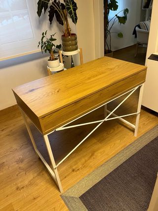 Escritorio moderno como nuevo.