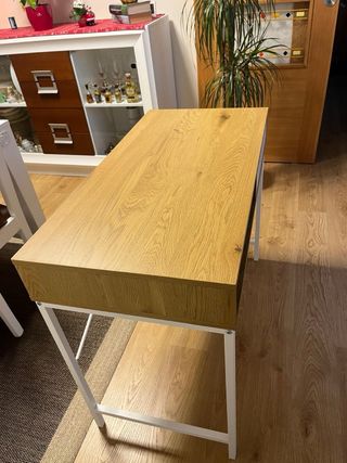 Escritorio moderno como nuevo.