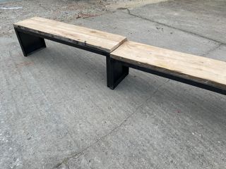 Bancos de madera y metal