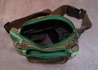 Riñonera verde con estampado étnico.