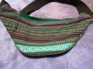 Riñonera verde con estampado étnico.