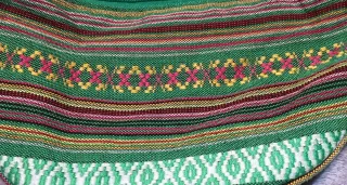 Riñonera verde con estampado étnico.