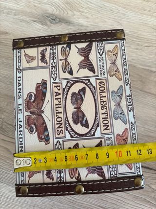 Caja de madera decorativa con mariposas