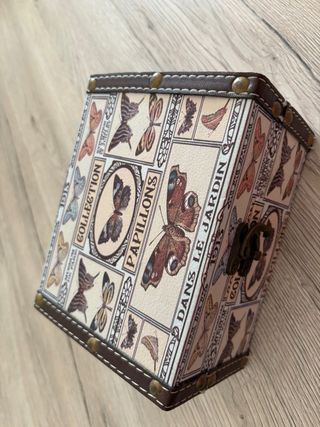 Caja de madera decorativa con mariposas