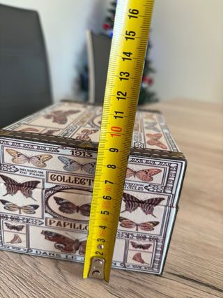 Caja de madera decorativa con mariposas