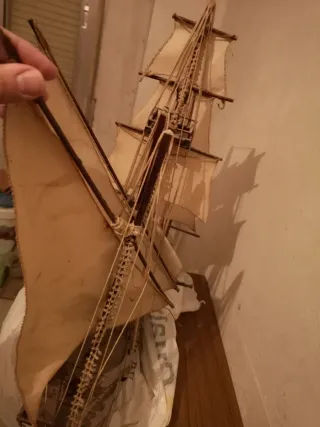 Maqueta de barco de madera