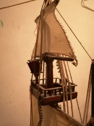 Maqueta de barco de madera