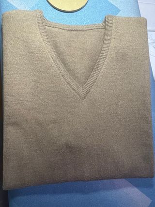 Jersey de lana beige hecho en España